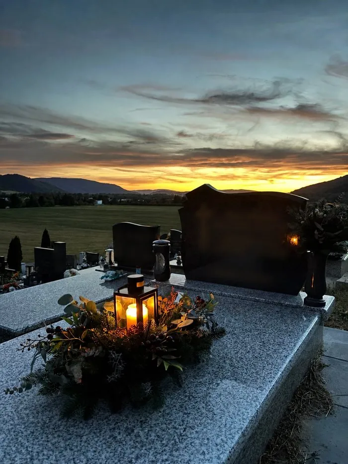 Aranžmán Blízkym na pomníku, večerné svetlo